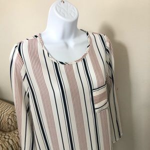 Cute top. 3/4 sleeve that can be button up